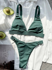 Bikini verde a costine su camicia bianca, con avocado tagliato a metà. Moda mare donna, costumi da bagno estivi, tendenze beachwear 2023.
