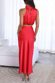 Abito lungo rosso elegante in raso, senza maniche, con schiena scoperta. Perfetto per eventi serali e cerimonie. Moda donna, abbigliamento formale.