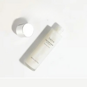 Bottiglia di toner viso TIRTIR su sfondo bianco, 150 ml. Skincare idratante, prodotto di bellezza coreano, cura della pelle, cosmetici.
