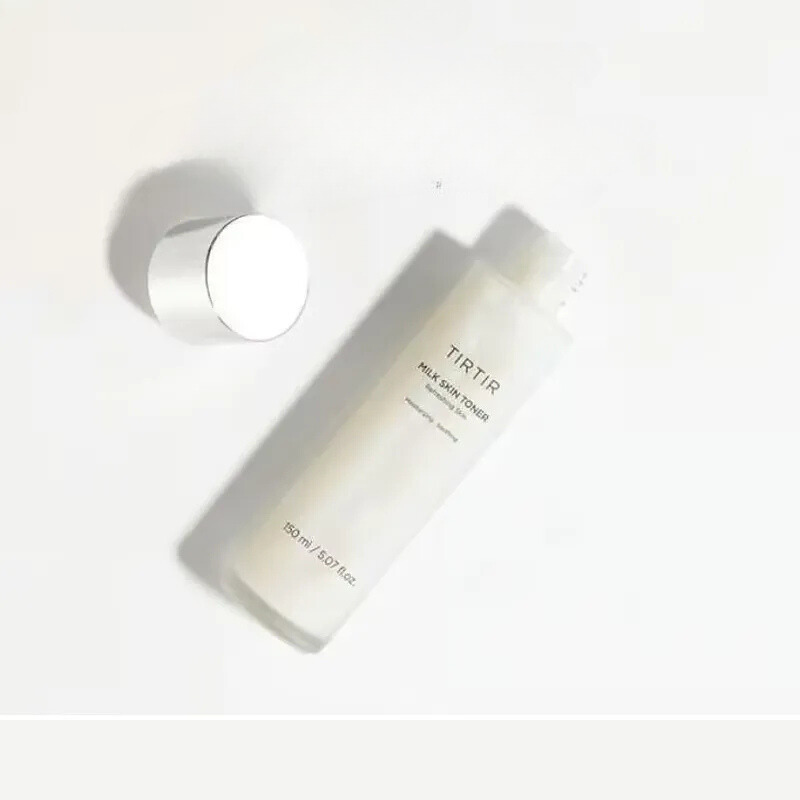 Bottiglia di toner viso TIRTIR su sfondo bianco, 150 ml. Skincare idratante, prodotto di bellezza coreano, cura della pelle, cosmetici.
