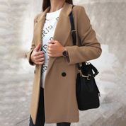 Cappotto beige elegante da donna, abbinato a maglione bianco e borsa nera. Moda autunnale, stile casual chic, abbigliamento femminile trendy.