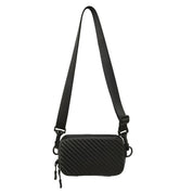 Tracolla nera unisex in pelle con motivo a righe diagonali, chiusura a zip e cinturino regolabile. Borsa moderna e versatile per ogni occasione.