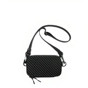 Borsa a tracolla nera unisex, design moderno con motivo a righe diagonali, tracolla regolabile, chiusura a zip. Accessorio moda versatile.