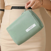 Borsa trucco verde menta in pelle sintetica, chiusura con zip, design elegante, ideale per cosmetici, accessorio moda donna.