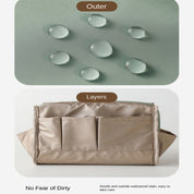 Organizzatore borsa impermeabile beige, tasche multiple, tessuto resistente all'acqua, ideale per viaggi, accessori moda, pratico e versatile.