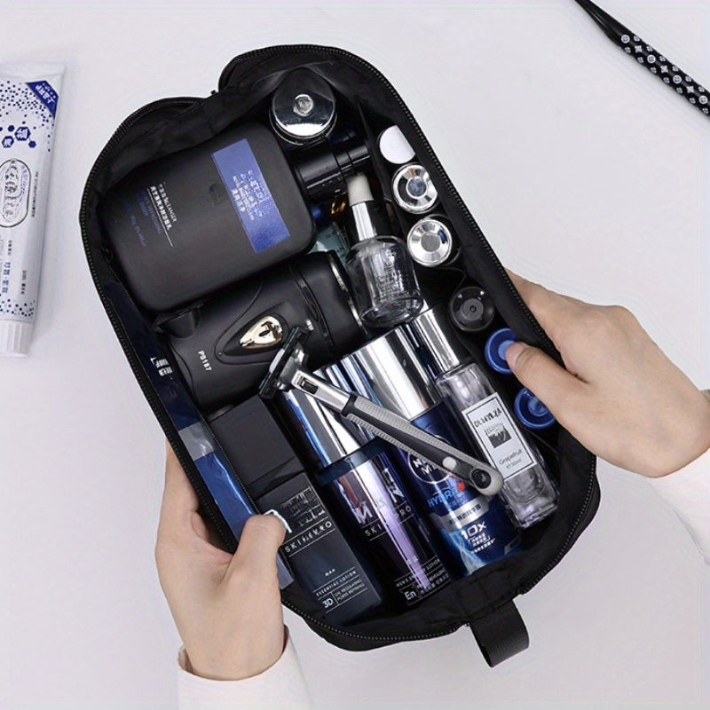 Borsa da toilette aperta con prodotti per la cura personale maschile: rasoio, flaconi di profumo, creme e lozioni. Accessori da viaggio uomo.