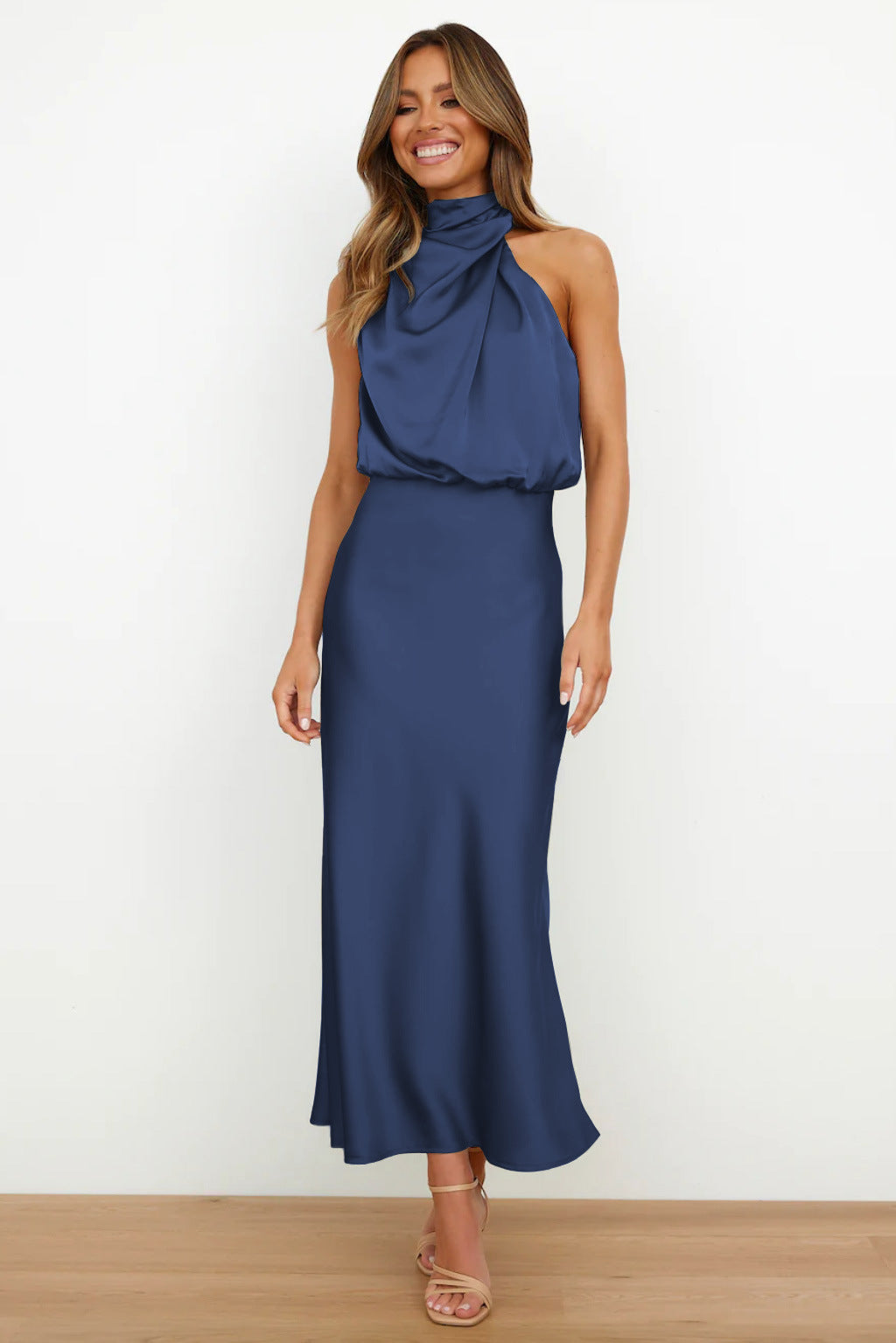 Abito lungo blu elegante con scollo all'americana, indossato da una donna sorridente. Perfetto per eventi formali e serate speciali.