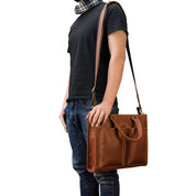 Borsa a tracolla in pelle marrone per uomo, design elegante e funzionale, ideale per lavoro e viaggio. Accessorio moda maschile di alta qualità.