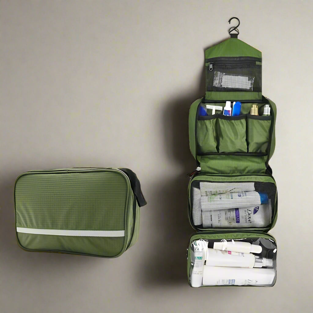 Borsa da toilette verde appesa, con scomparti multipli, contenente articoli da bagno. Ideale per viaggi, organizzazione, accessori bagno.