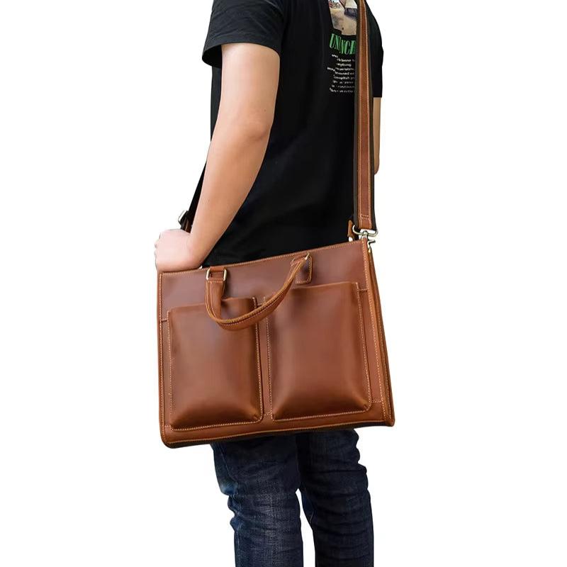 Utente con borsa a tracolla in pelle marrone, design elegante e moderno, ideale per lavoro e ufficio. Tasche frontali, stile casual.