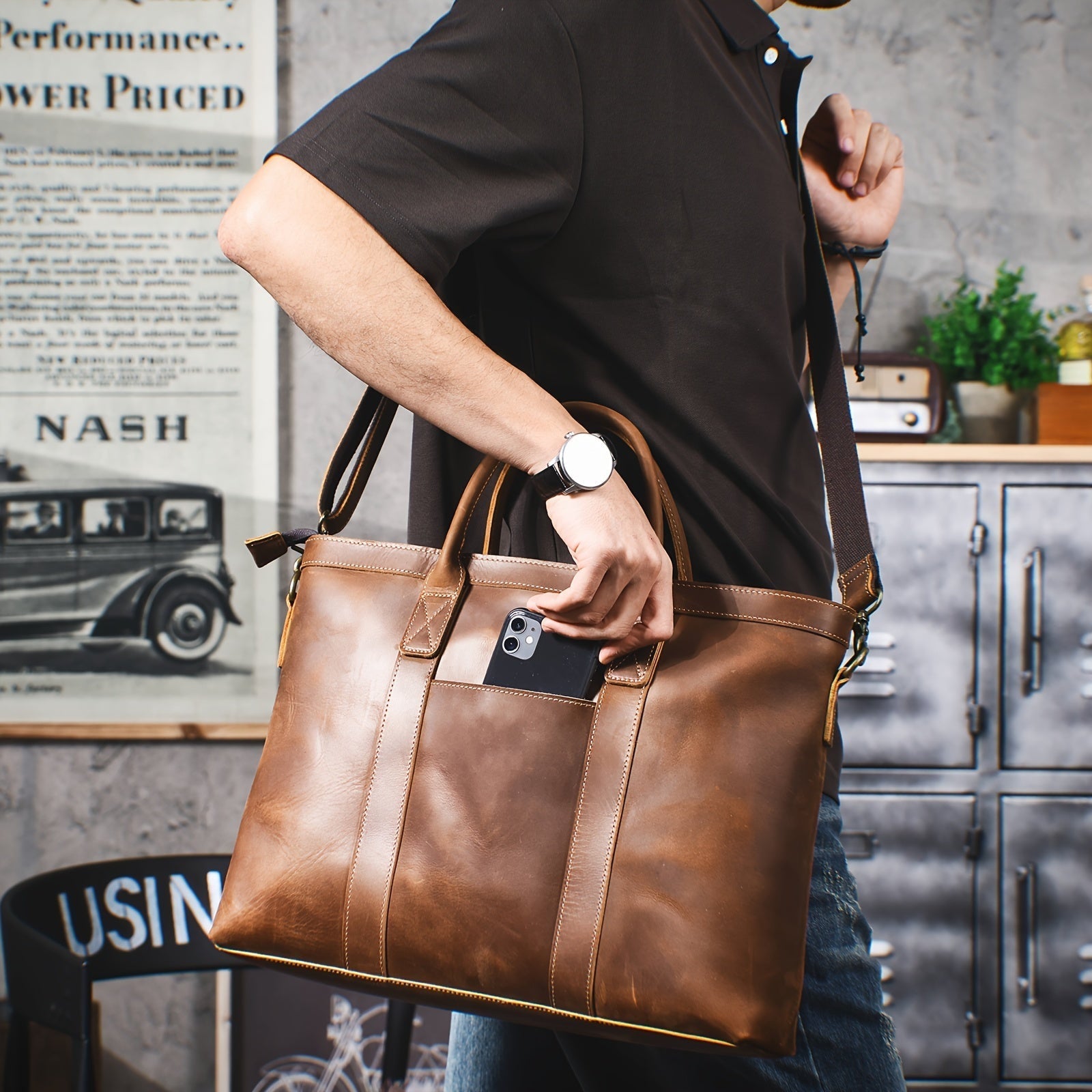 Uomo con borsa a tracolla in pelle marrone, orologio al polso, smartphone in tasca. Design elegante, accessorio moda maschile.