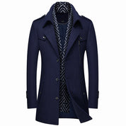 Cappotto uomo blu scuro elegante, doppio petto, con colletto classico e fodera interna a motivo geometrico. Ideale per moda invernale.