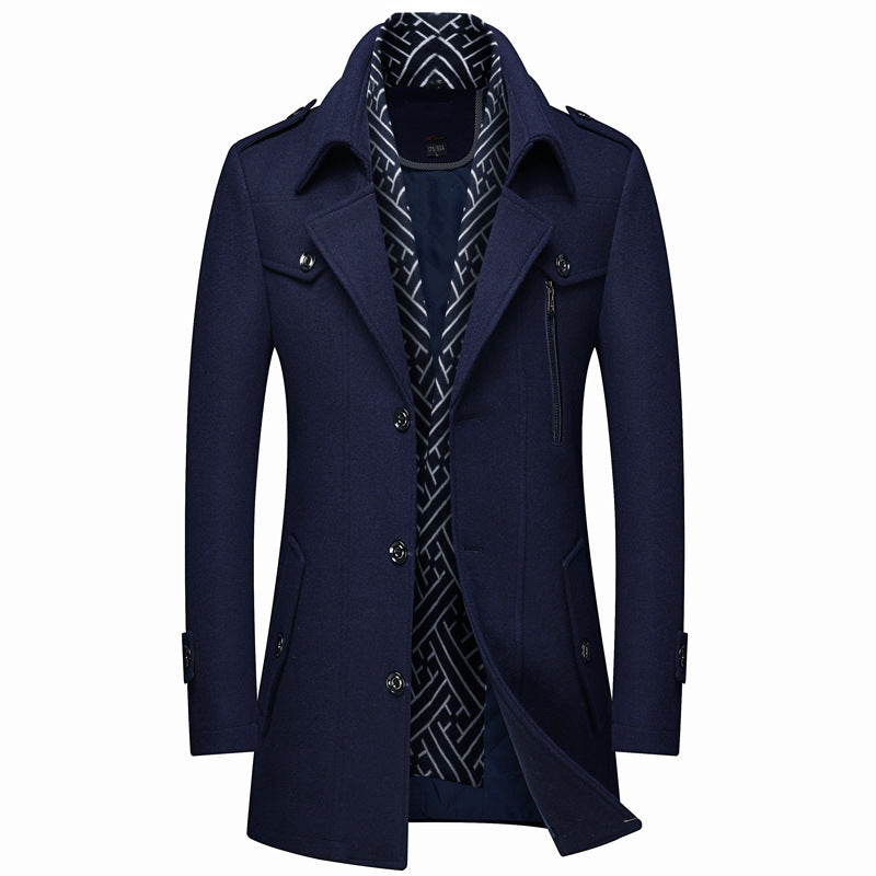 Cappotto uomo blu scuro elegante, doppio petto, con colletto classico e fodera interna a motivo geometrico. Ideale per moda invernale.