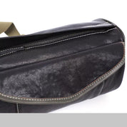Borsa a tracolla in pelle nera, design elegante con cuciture bianche, chiusura con zip, ideale per uomo, moda casual, accessorio versatile.
