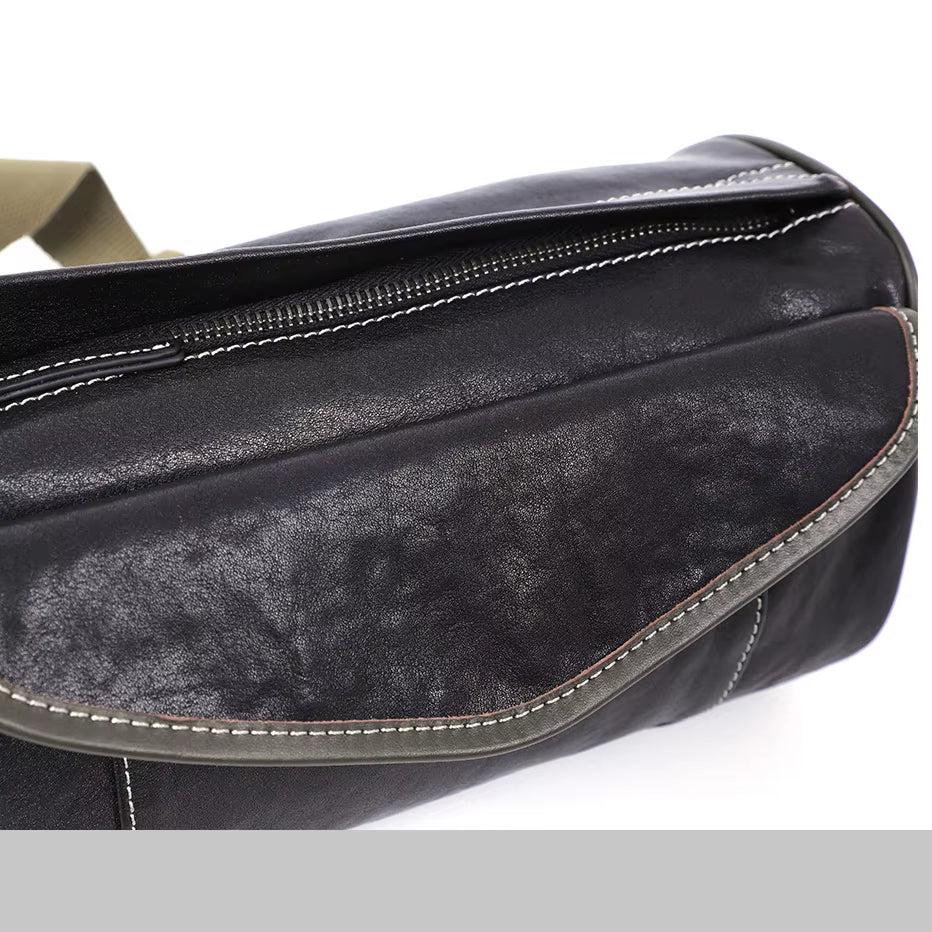 Borsa a tracolla in pelle nera, design elegante con cuciture bianche, chiusura con zip, ideale per uomo, moda casual, accessorio versatile.