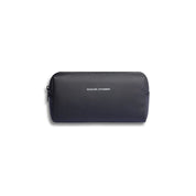 Astuccio nero Mark Ryden, design elegante e compatto, ideale per organizzare accessori. Perfetto per viaggi e uso quotidiano.