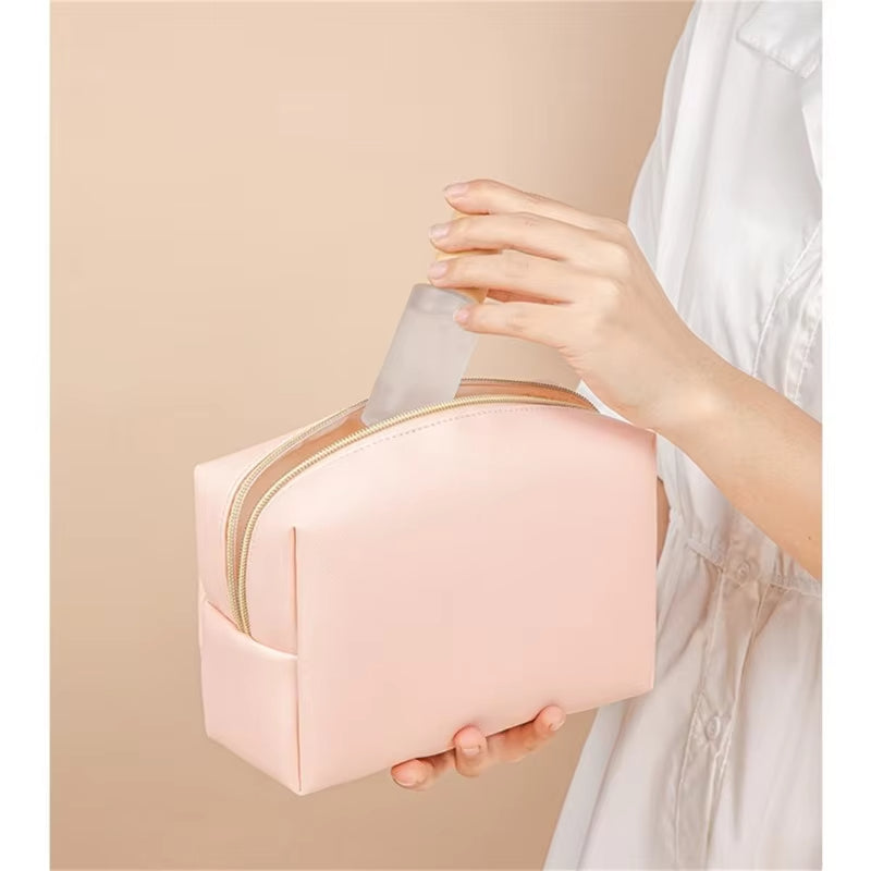 Donna inserisce flacone trasparente in beauty case rosa. Accessori da viaggio, organizzazione cosmetici, borsa trucco elegante.