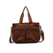 Borsa a tracolla in tessuto marrone con manici e tasche multiple con cerniera, design casual e versatile, ideale per uso quotidiano e viaggi.