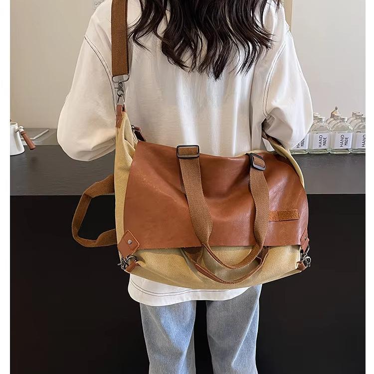 Donna con borsa a tracolla in tela e pelle marrone, stile casual. Accessorio moda femminile, ideale per shopping e viaggi.