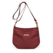Borsa a tracolla rossa in pelle sintetica, design elegante, chiusura con zip, dettagli beige, ideale per moda donna, accessorio casual chic.