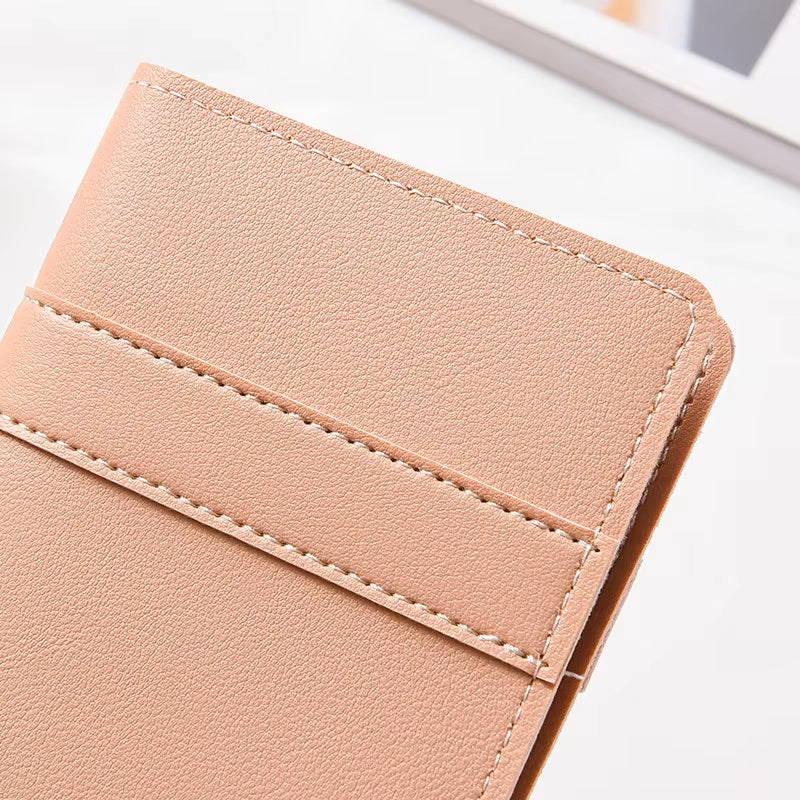 Portafoglio in pelle beige chiaro, design elegante e minimalista, cuciture precise, ideale per moda donna, accessorio di tendenza.