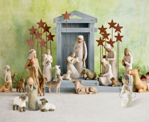 Presepe natalizio con figure in legno intagliato: Maria, Giuseppe, Gesù Bambino, pastori, animali e stella cometa. Decorazione tradizionale natalizia.