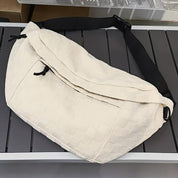 Borsa a tracolla bianca in tessuto trapuntato, design moderno, con cinghia regolabile nera. Accessorio moda unisex, ideale per uso quotidiano.