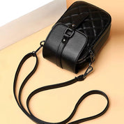 Borsa a tracolla nera in pelle trapuntata con cerniera e fibbia, design elegante e moderno, accessorio moda donna, perfetta per ogni occasione.
