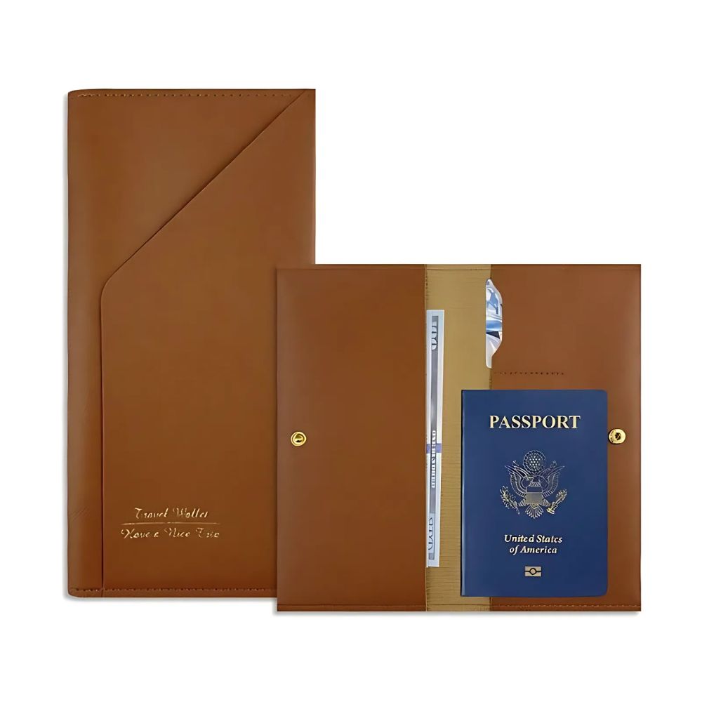 Portafoglio da viaggio in pelle marrone con passaporto USA, scomparti per carte e documenti. Elegante e funzionale, ideale per viaggiatori.