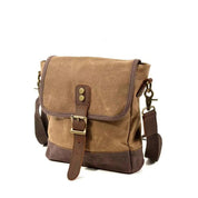 Borsa a tracolla in tela marrone con dettagli in pelle, chiusura a fibbia, tasca frontale, ideale per uomo e donna, stile vintage casual.