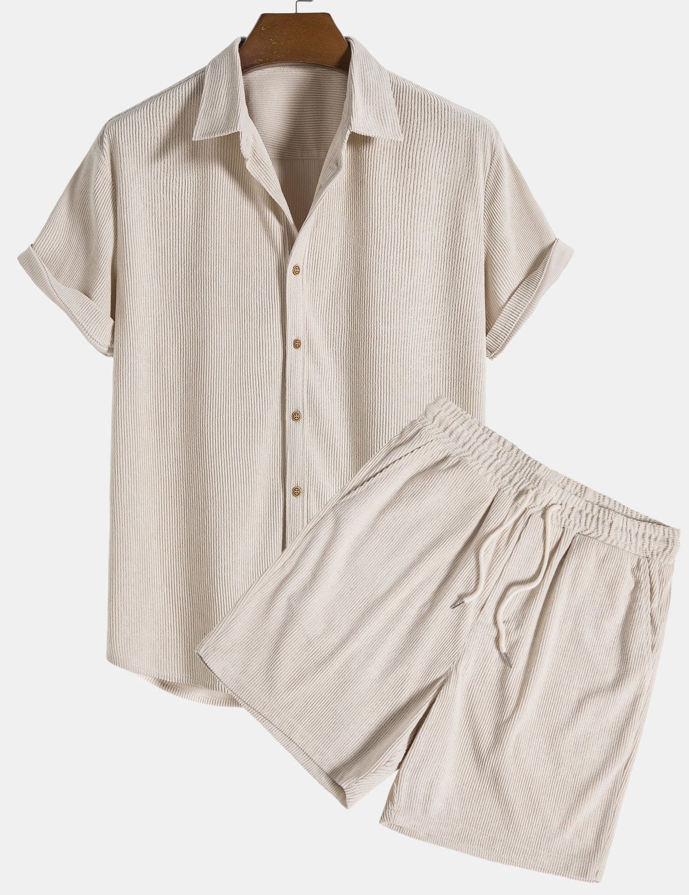 Completo estivo uomo beige, camicia a maniche corte e pantaloncini, tessuto leggero, casual elegante, perfetto per moda estiva e vacanze.