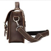 Borsa a tracolla in pelle marrone, design elegante, fibbie in metallo, cuciture a contrasto, ideale per uomo, accessorio moda, alta qualità.