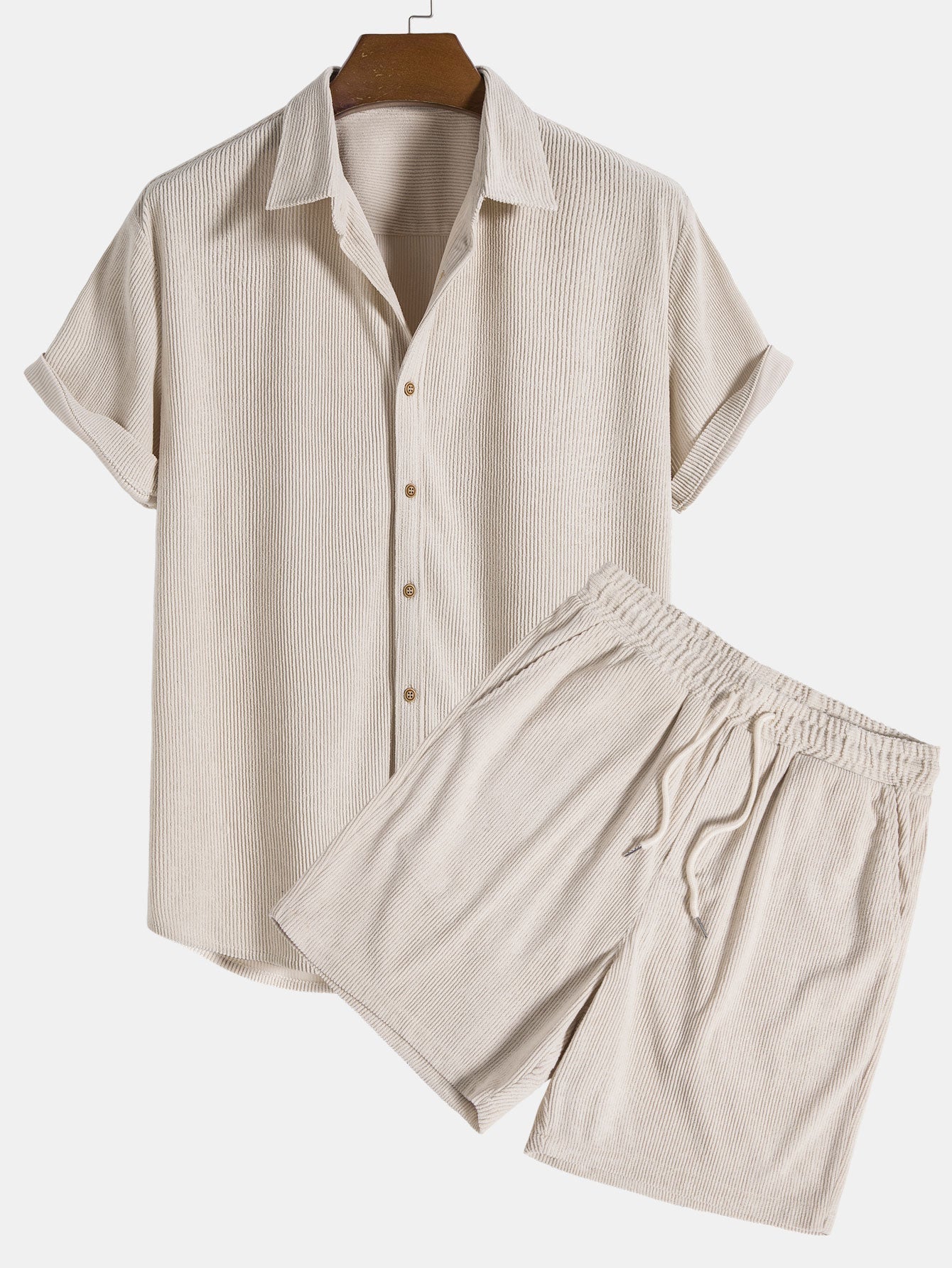 Completo estivo uomo beige, camicia a maniche corte e pantaloncini coordinati, tessuto leggero, ideale per moda casual e look estivo elegante.