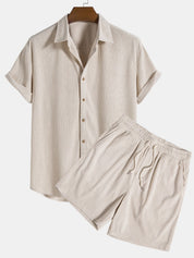 Completo estivo uomo beige, camicia a maniche corte e pantaloncini coordinati, tessuto leggero, ideale per moda casual e look estivo elegante.