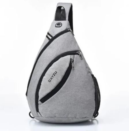 Zaino monospalla grigio, design moderno, con tasche multiple e cerniere nere. Ideale per viaggi, escursioni e uso quotidiano.