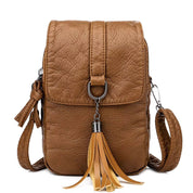 Zaino in pelle marrone con nappina, design elegante e compatto, ideale per moda donna. Perfetto per shopping e viaggi urbani.