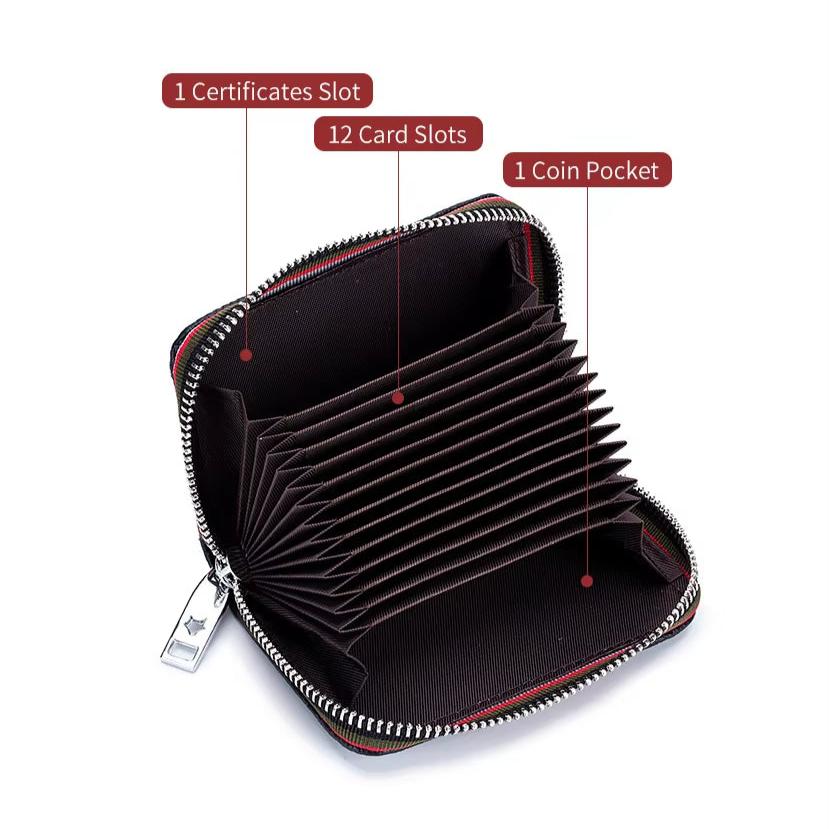 Portafoglio nero in pelle con cerniera, 12 scomparti per carte, 1 tasca per monete, 1 slot per documenti. Design compatto e funzionale.