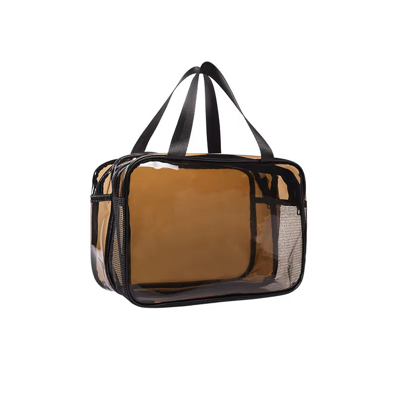 Borsa trasparente in PVC marrone con manici neri, ideale per viaggi e uso quotidiano. Design elegante e pratico, perfetto per trasportare oggetti personali.
