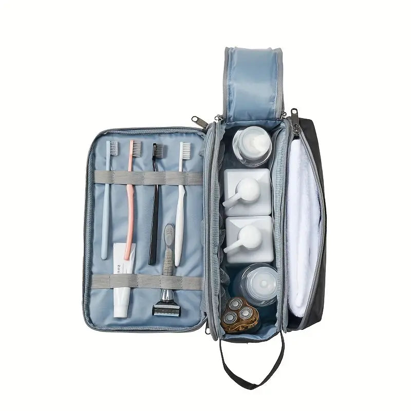 Astuccio da viaggio aperto con spazzolini, rasoio, flaconi e asciugamano. Organizer impermeabile per articoli da toeletta. Accessorio da bagno portatile.