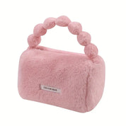 Borsa a mano rosa in pelliccia sintetica con manico a perle, design elegante e moderno, ideale per moda femminile e accessori autunno inverno.
