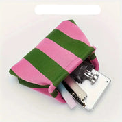 Astuccio a righe rosa e verdi con penne, profumo e smartphone. Accessorio moda, organizer compatto per ufficio e scuola.