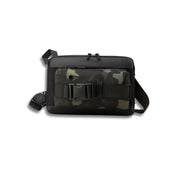 Borsa a tracolla nera con tasca frontale mimetica, chiusura a zip, fibbia regolabile, design moderno. Accessorio moda uomo, stile urbano.