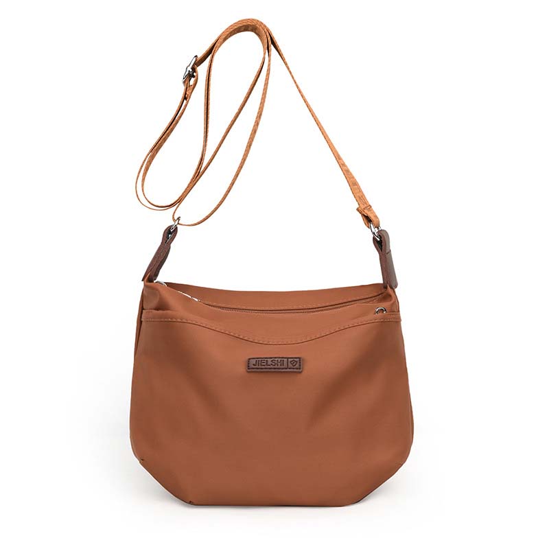 Borsa a tracolla in pelle marrone chiaro con cinturino regolabile, design elegante e moderno, ideale per moda donna e accessori di tendenza.