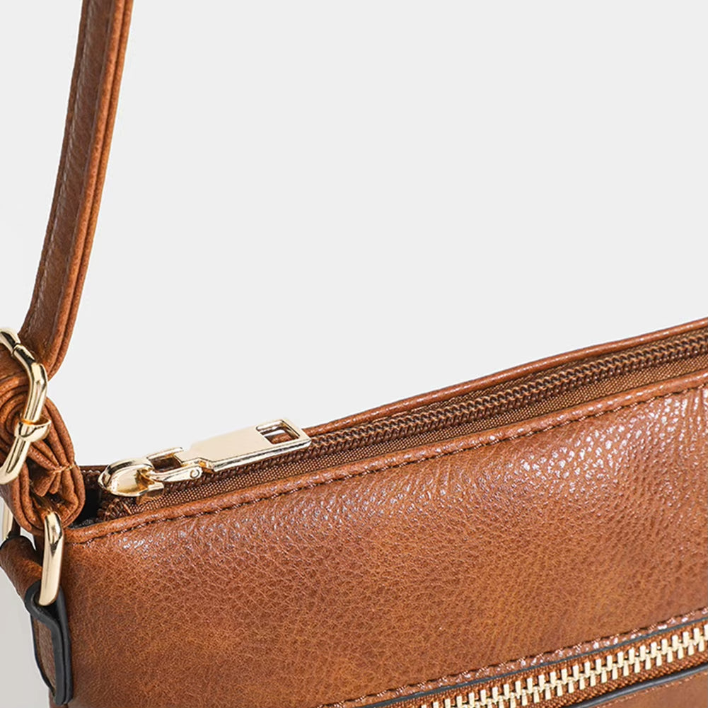 Borsa a tracolla in pelle marrone con cerniera dorata, design elegante e moderno, ideale per moda femminile e accessori di tendenza.