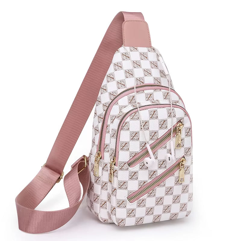 Zaino a tracolla in pelle bianca con motivo a scacchi, dettagli rosa, cerniere dorate e tasche multiple. Accessorio moda donna elegante e pratico.
