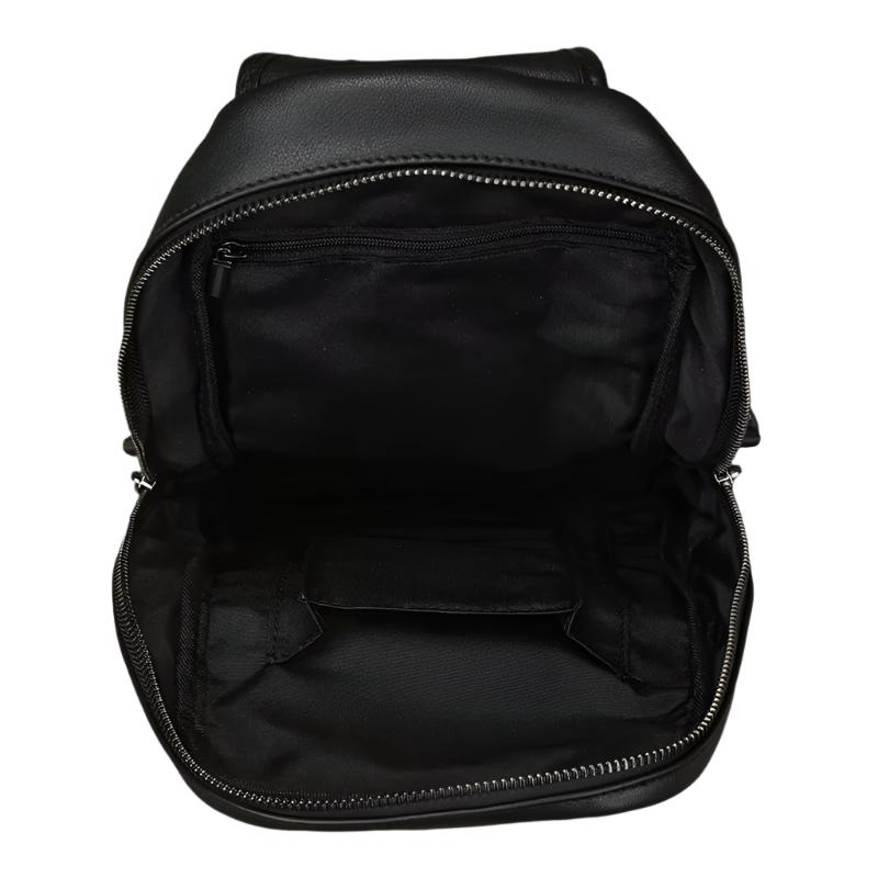Zaino nero in pelle aperto, con tasca interna e cerniera, ideale per scuola o lavoro. Design elegante e spazioso. Accessorio moda unisex.
