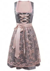 Abito tradizionale dirndl grigio e rosa con corpetto allacciato, dettagli in pizzo floreale e fiocco in raso, moda bavarese elegante.