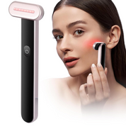 Dispositivo massaggio viso LED, donna utilizza strumento per cura della pelle, anti-età, riduzione rughe, bellezza, trattamento viso, tecnologia avanzata.
