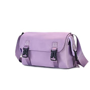 Borsa a tracolla viola in nylon con chiusure a fibbia nere, design moderno e spazioso, ideale per uso quotidiano e viaggi.