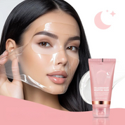 Donna applica maschera viso notturna al collagene, confezione rosa, cura della pelle, idratazione, bellezza, trattamento anti-età, cosmetici.